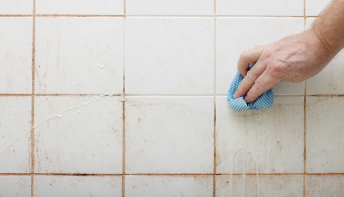 Cif - Cómo limpiar los azulejos del baño para darles un brillo especial 